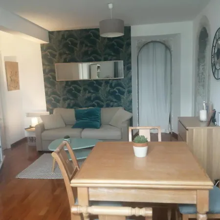 La Vie Au Chateau Apartment *